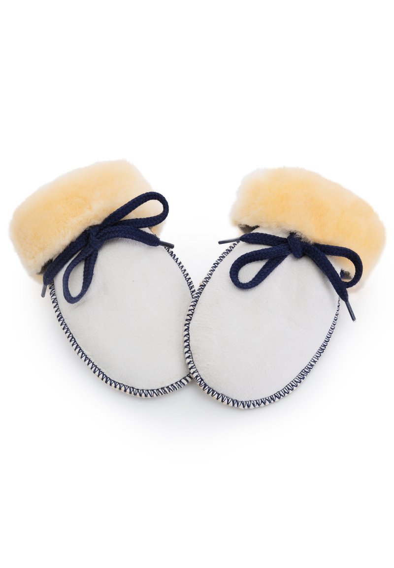 Weiße Leder-Babystiefel mit einem weichen, gelben Fellaufschlag, marineblauen Schnürsenkeln und kontrastierender marineblauer Naht entlang der Kanten.