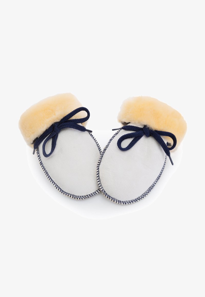 Weiße Leder-Babystiefel mit einem weichen, gelben Fellaufschlag, marineblauen Schnürsenkeln und kontrastierender marineblauer Naht entlang der Kanten.