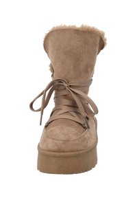 Tan-farbene Wildleder-Stiefel mit einem plüschigen Fellkragen, abgerundetem Zehenbereich, dickem Sohlenprofil und flachen Schnürsenkeln. Mit Zickzacknähten und seitlichem Reißverschluss.