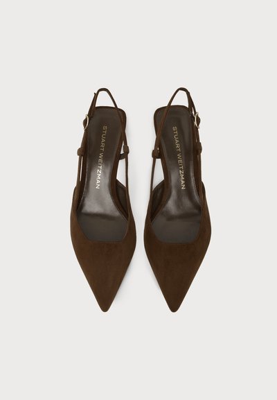 Ζευγάρι σκούρα καφέ pointed-toe slingback παπούτσια με λουράκια στον αστράγαλο και λογότυπο Stuart Weitzman στις πάτους.