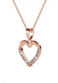 Collana con pendente a forma di cuore in oro rosa, con finitura lucida, caratterizzata da pietre trasparenti incastonate lungo il bordo. Include una catena a maglie.