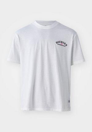 Hvit bomull t-skjorte med korte ermer, rund hals, med en svart trykt logo som sier "DICKIES WORKWEAR" på venstre bryst.