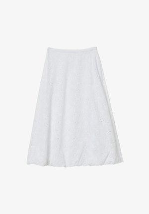 Jupe blanche longue jusqu'aux chevilles en tissu texturé avec des motifs floraux en œillets, dotée d'une taille ajustée et d'une silhouette évasée.