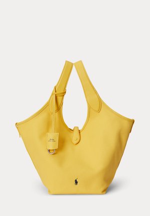 Geantă tote galbenă cu mânere texturate, o închizătoare frontală și un mic logo al jucătorului de polo în albastru închis aproape de bază, plasată pe un fundal simplu.