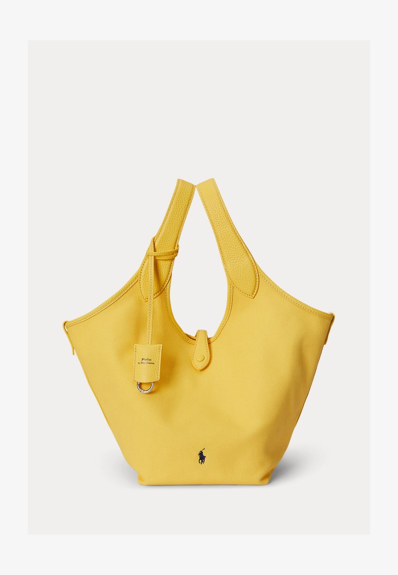 Gul shopper med teksturerede håndtag, en frontlås og et lille navyblåt polo-spillerlogo nær bunden, sat mod en ensartet baggrund.