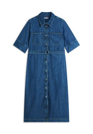 Τζιν μίντι φόρεμα με κοντά μανίκια, εμπρός με κουμπιά, δύο τσέπες στο στήθος, γιακά και ζώνη που ταιριάζει με μεταλλική πόρπη.