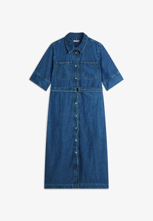 Τζιν μίντι φόρεμα με κοντά μανίκια, εμπρός με κουμπιά, δύο τσέπες στο στήθος, γιακά και ζώνη που ταιριάζει με μεταλλική πόρπη.