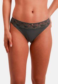 Bikini gris con borde de encaje floral en la cintura, con un pequeño detalle decorativo en el centro. Fabricado con una tela suave y elástica.