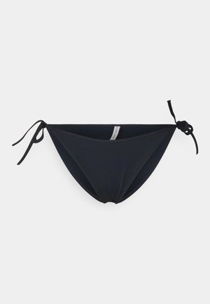 Slip bikini nero con lacci laterali regolabili, caratterizzato da una texture liscia e una copertura minima. Design semplice con forma a vita bassa.