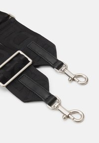 Cinghia di borsa in tessuto nero con logo in rilievo, dotata di due ganci metallici e una fibbia rettangolare. Texture liscia con cuciture resistenti.