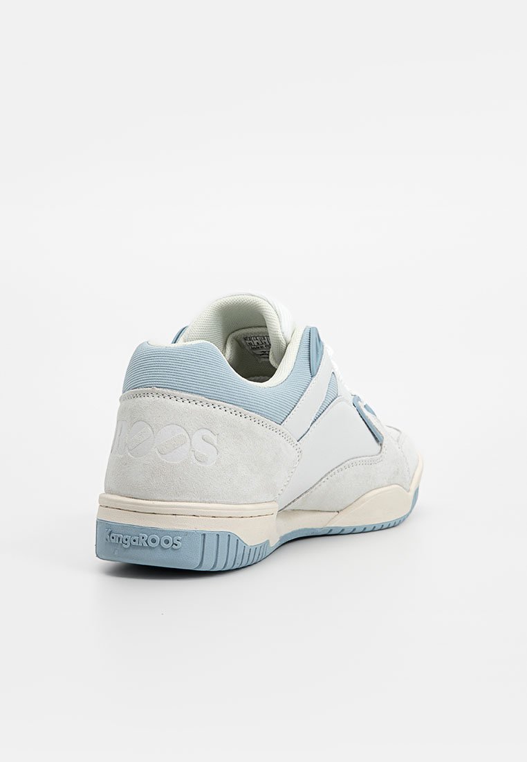 Lichtgrijze en blauwe KangaROOS sneaker getoond vanuit achter- en zijaanzicht, met suede en mesh materialen en zichtbaar merkje op de hiel en zool.