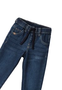 Pantaloni in denim blu scuro con cintura elastica, cordoncino e tasche frontali. Il materiale ha una texture liscia con una minima scoloritura.