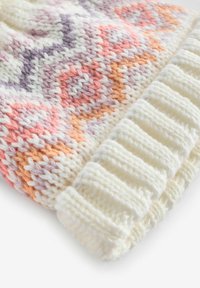 Bonnet en tricot de couleur crème douce avec un motif texturé coloré représentant des teintes de rose, d'orange et de lavande, surmonté d'un revers côtelé.