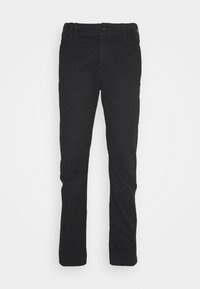Pantaloni neri slim fit con passanti per cintura, chiusura con bottone e dettagli di cucitura discreti sulle ginocchia, esposti su uno sfondo bianco.