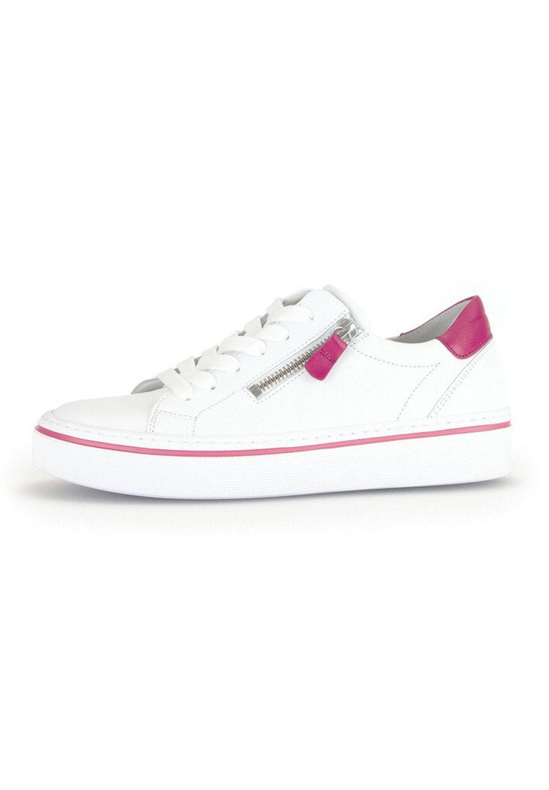 Witte sneaker met roze accenten, voorzien van een glad leren bovenwerk, vetersluiting en een ritsdetail aan de zijkant. Dikke witte zool met een roze streep.