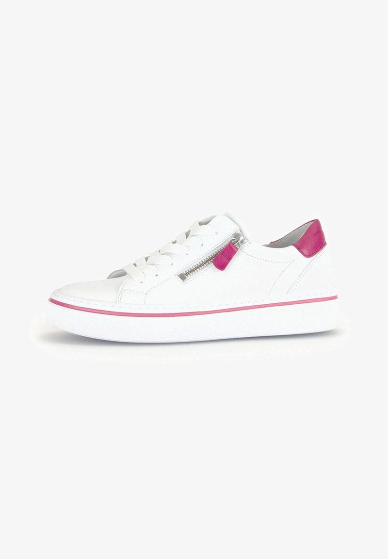 Witte sneaker met roze accenten, voorzien van een glad leren bovenwerk, vetersluiting en een ritsdetail aan de zijkant. Dikke witte zool met een roze streep.
