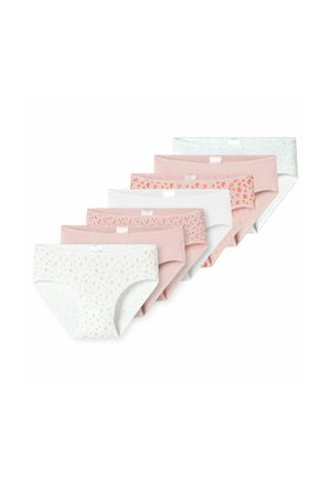 Sedm párů bavlněného spodního prádla v růžové a bílé barvě s motivy srdcí a puntíků, ve klasickém střihu kalhotek s elastickými pasy.