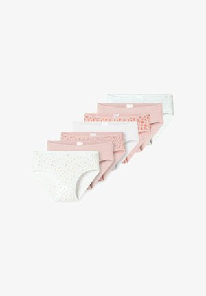 Seitsemän paria puuvillaisia alushousuja, vaaleanpunaisia ja valkoisia, joissa sydän- ja pilkkukuvioita, klassisella brief-mallilla ja joustavilla vyötärönauhoilla.