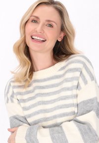 Gestreifter Pullover in creme- und grautönen, mit einem gerippten Rundhalsausschnitt und langen, weiten Ärmeln. Weicher Strick mit horizontalen Streifen.