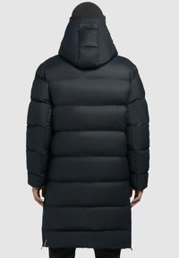 Sort pufferjakke med hætte, der har horisontale quiltede mønstre, lange ærmer og sidelommer med lynlås. Fremstillet af glat, isolerende materiale.