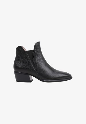 Bottine en cuir noir avec un bout pointu, finition texturée et un petit talon carré. L'ouverture latérale offre un design élégant.