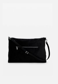 Czarna torebka z zamszu z zamkiem błyskawicznym z przodu, regulowanym paskiem i gładką teksturą. Prostokątny kształt o minimalistycznym wzornictwie.