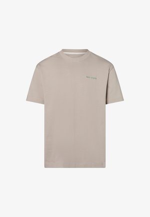 Beżowa bawełniana koszulka z krótkim rękawem, okrągłym dekoltem i małym zielonym logo po lewej stronie. Gładka faktura, klasyczny krój.