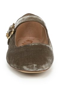 Chaussure plate en velours vert olive avec un bout arrondi et un accent de boucle dorée sur le côté ; texture douce et doublure intérieure lisse.
