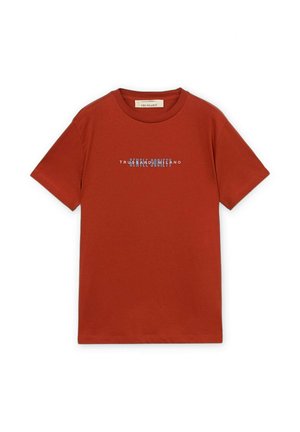 Rustfarvet kortærmet bomulds-T-shirt med hvid og lyseblå omvendt teksttryk centreret på brystet, rund halsudskæring.