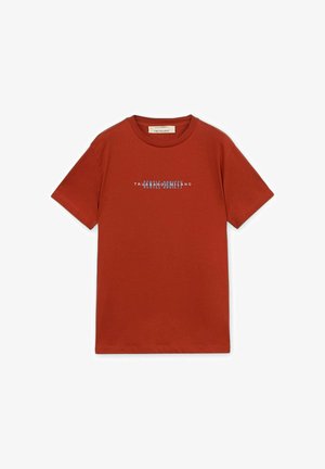 Rustfarvet kortærmet bomulds-T-shirt med hvid og lyseblå omvendt teksttryk centreret på brystet, rund halsudskæring.