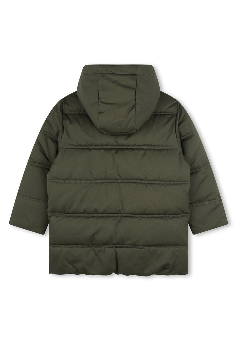 Giubbotto imbottito verde oliva con cappuccio, caratterizzato da cuciture orizzontali e una vestibilità dritta, realizzato in un materiale leggero e morbido.
