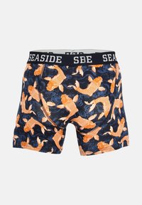 Herre boksershorts med orange koi-fisk mønster på mørkeblå baggrund og sort linning mærket "SEASIDE".