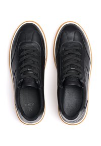 Schwarze Ledersneaker mit niedrigem Profil, runder Zehenform, Schnürdesign, weißer Zwischensohle und Gummisohle. Strukturiertes Detail an der Zunge.