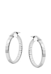 Srebrne kolczyki na hoopie z fakturowanym, oszlifowanym wzorem. Okrągły kształt z polerowanym wykończeniem i bezpiecznym zapięciem.