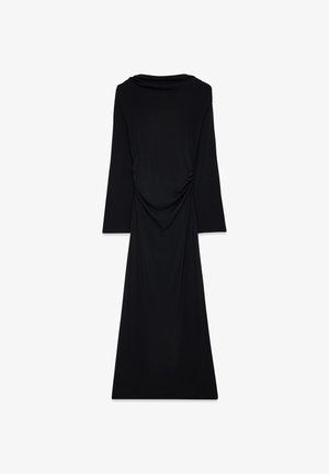 Ilgi melna kleita, izgatavota no mīksta, elastīga materiāla. Satur platu aizmuguri, garas piedurknes un taisnu siluetu. Minimāls dizains.