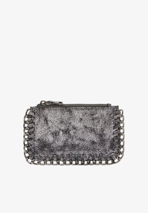 Metallic sølv faux læder pung med en tekstureret overflade, kædeaccent langs kanten og en lynlåslukning i toppen.