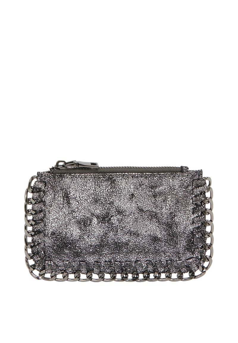 Metaliczny srebrny portfel z faux skóry o teksturowanym wykończeniu, z łańcuszkiem wzdłuż krawędzi i zamknięciem na zamek błyskawiczny.