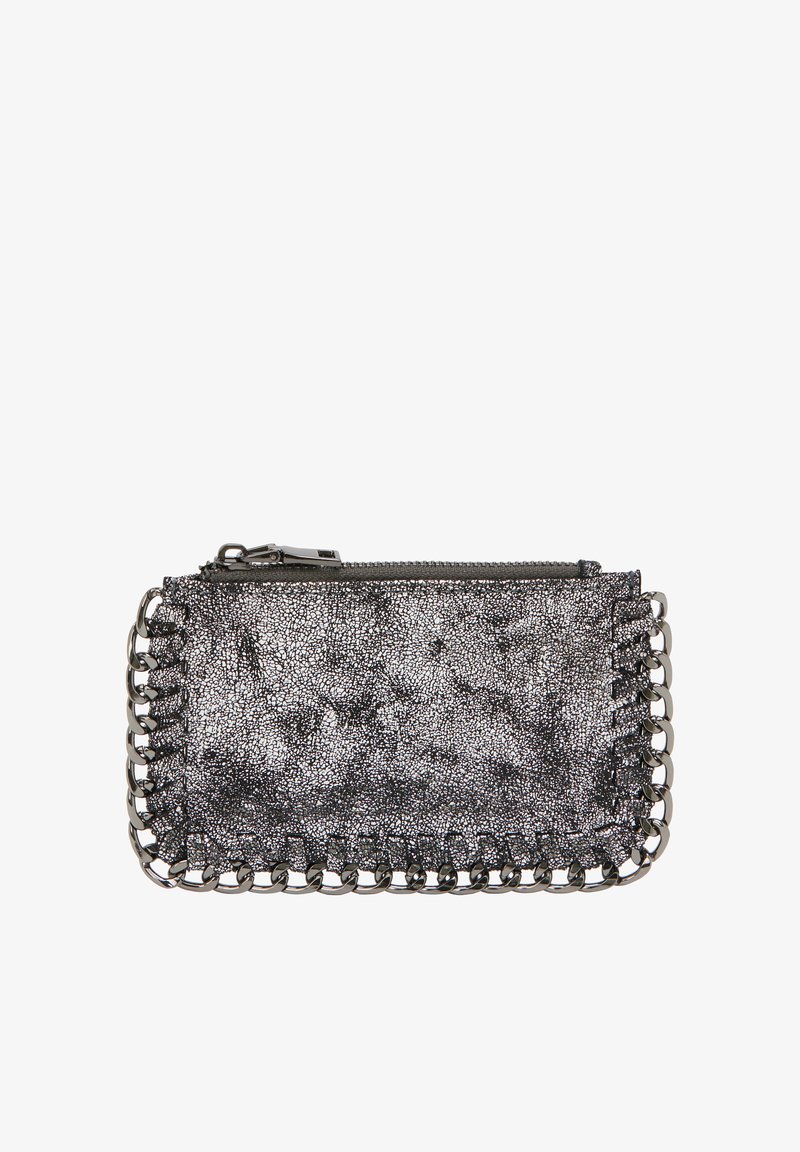 Metaliczny srebrny portfel z faux skóry o teksturowanym wykończeniu, z łańcuszkiem wzdłuż krawędzi i zamknięciem na zamek błyskawiczny.