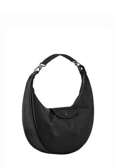 Schwarze, halbmondförmige Lederhandtasche mit kurzem Tragegurt, Taschenklappe auf der Vorderseite und silbernen Metallverschlüssen vor einem weißen Hintergrund.