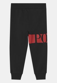 Svarta joggingsbyxor med elastisk midja och mudd, med ett rött horisontellt rand och delvis svart text "PO" på höger ben.