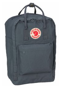 Zaino Fjällräven Kanken grigio scuro, realizzato in tessuto resistente, presenta una tasca anteriore, doppi manici e una patch con logo circolare.