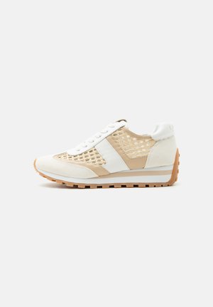 Beiger und weißer Sneaker mit Mesh-Seitenpaneelen, weißen Schnürsenkeln und brauner Gummisohle mit strukturiertem Profil, im Profil gezeigt.