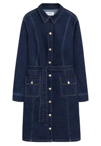 Robe en denim bleu foncé avec un devant à boutons, un col, deux poches avant et une ceinture amovible. Présente des coutures contrastées.