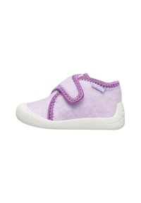Scarpetta per bambini di colore lilla morbido con suola in gomma bianca, rifiniture viola e una singola chiusura in velcro sulla parte superiore per una facile vestibilità.