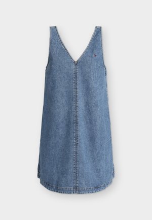 Robe en denim bleu sans manches avec col en V, coupe droite, couture avant et petit logo brodé sur la poitrine sur fond uni.