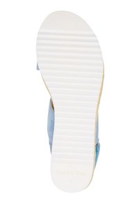 Semelle blanche rainurée d'une sandale avec des brides bleu clair et une semelle intermédiaire en corde tressée, affichant la marque "Marc O'Polo" et la taille 37.