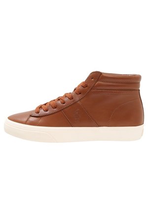 Brauner Halbhoher Ledersneaker mit passenden braunen Schnürsenkeln und weißer Gummisohle, von der linken Seite gezeigt.