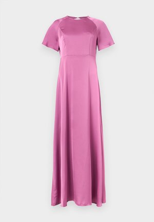 Rochie lungă până la podea, din satin roz, cu mâneci scurte, corset ajustat, decolteu rotund și ușoară evazare de la talie în jos.