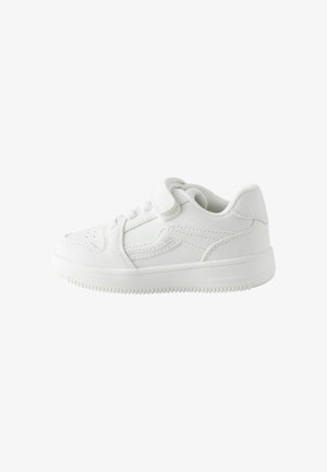 Witte low-top sneaker met veters en een enkele klittenbandsluiting, met decoratieve stiksels en een gestructureerde rubberen zool.