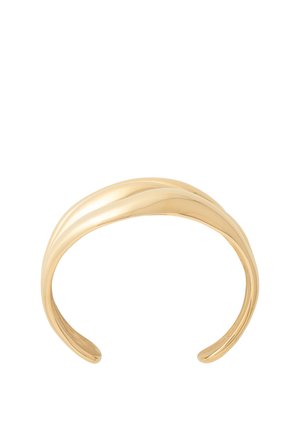 Åben manchetarmbånd i guldton med et glat, buet, bølgeagtigt design og en poleret, skinnende finish.